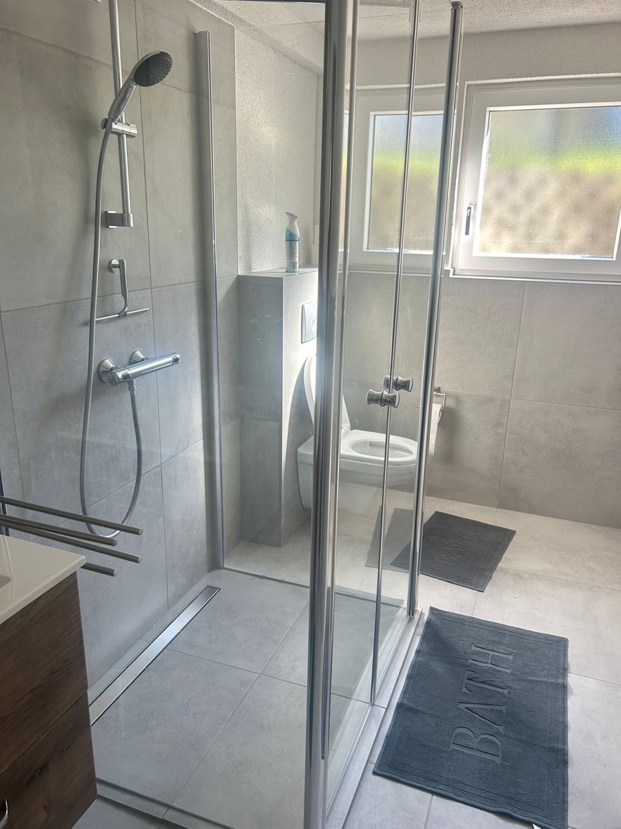 Badsanierung Freiburg – modernes Bad mit bodengleicher Dusche