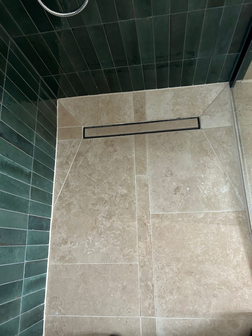 Detail einer bodengleichen Dusche mit Ablaufrinne
