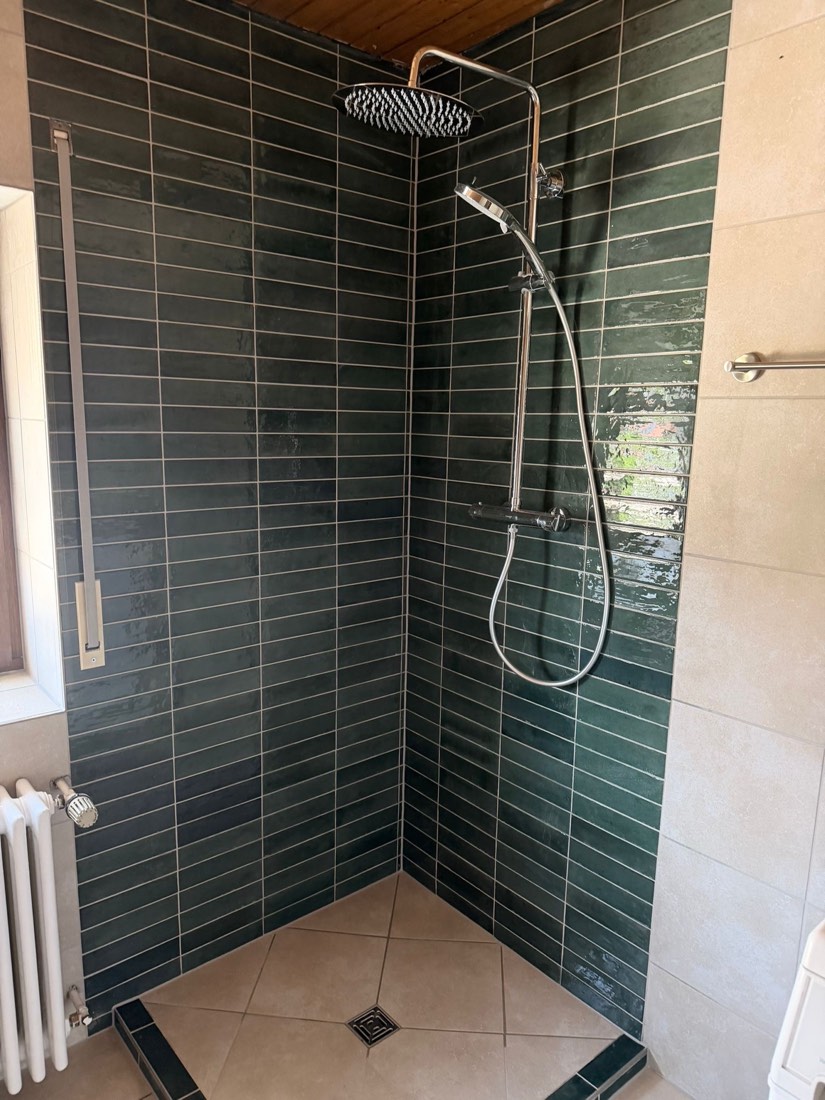 Dusche mit grünen Zellige-Fliesen