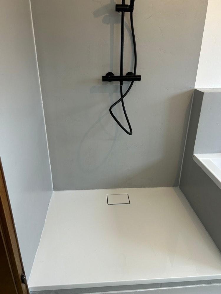 Weiße Dusche mit schwarzen Armaturen