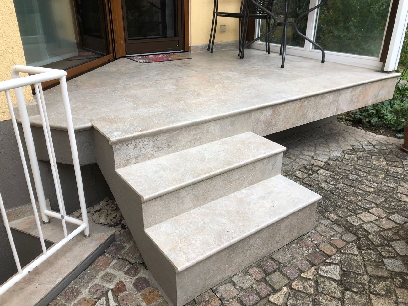 Terrasse fliesen – Naturstein-Terrasse mit Stufen